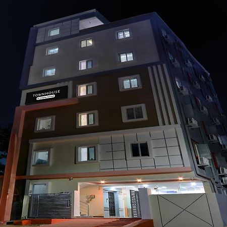 Super Townhouse Nanak Ram Guda Near Waverock Sez Hyderabad Exterior foto