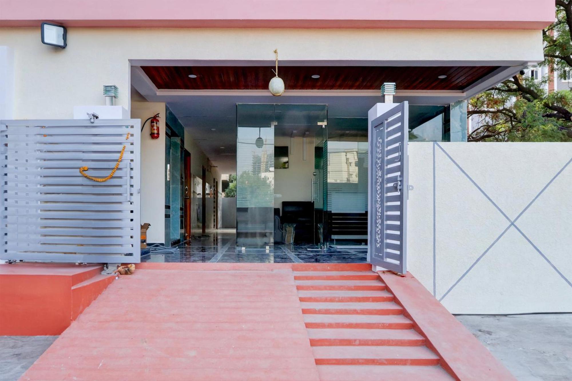 Super Townhouse Nanak Ram Guda Near Waverock Sez Hyderabad Exterior foto